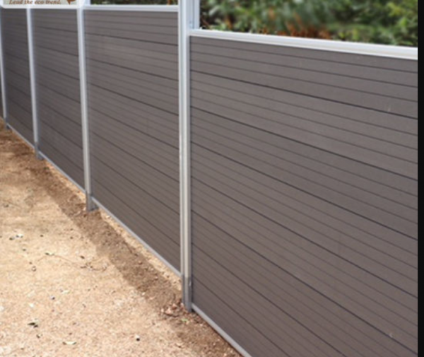 Pagar Besi Hitam dengan Pola Rantai